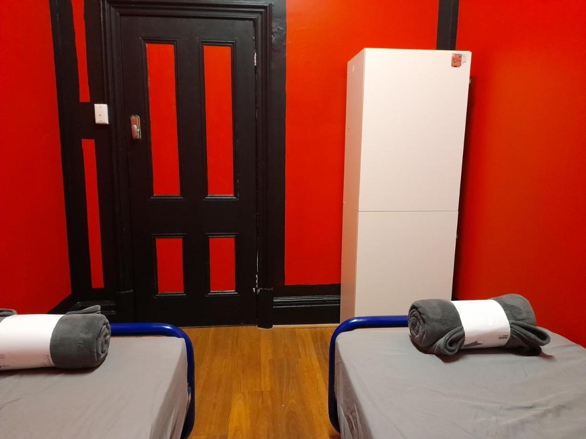 Ozi Backpackers - - *