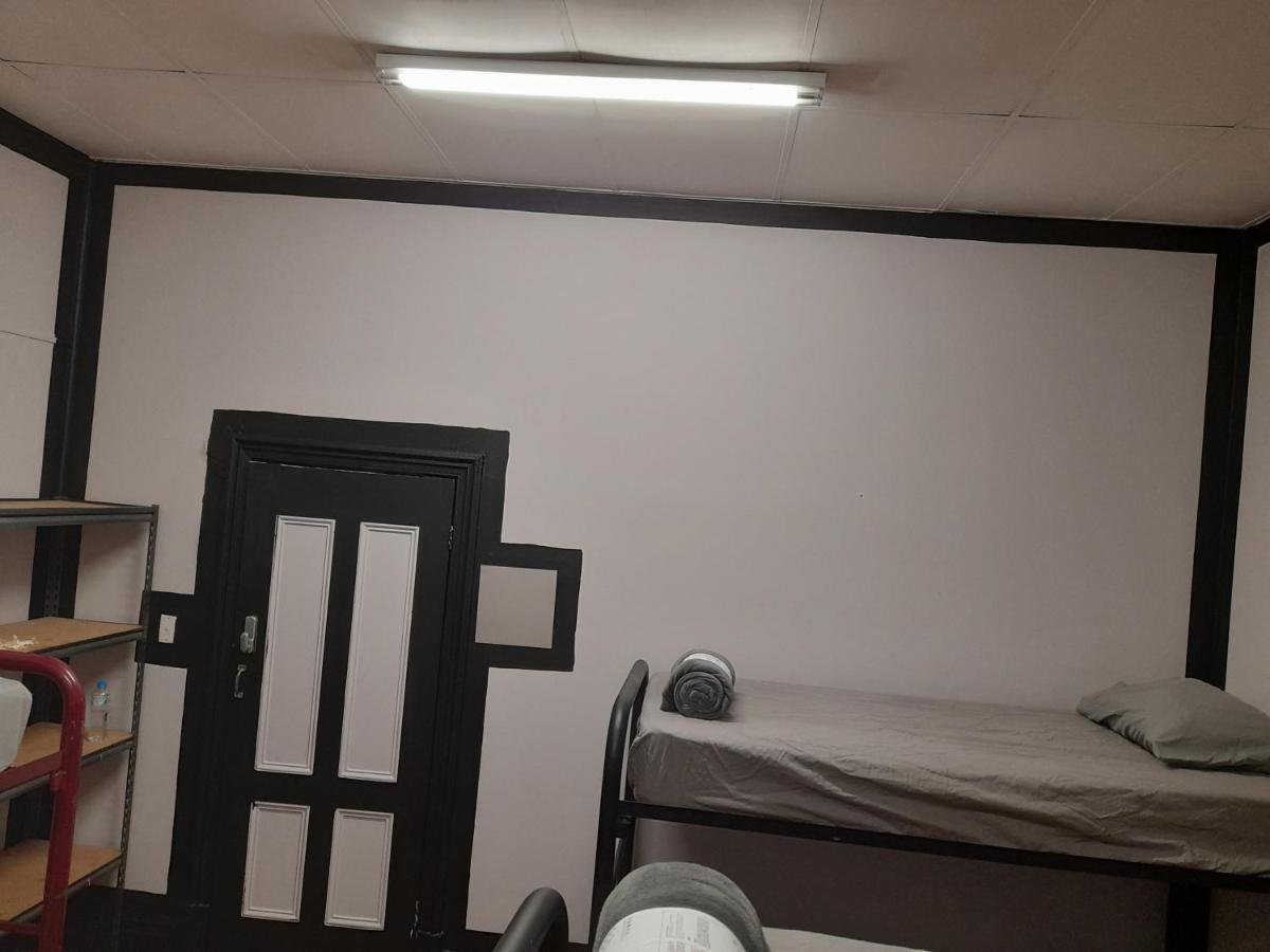 Hostel Ozi Backpackers - -
