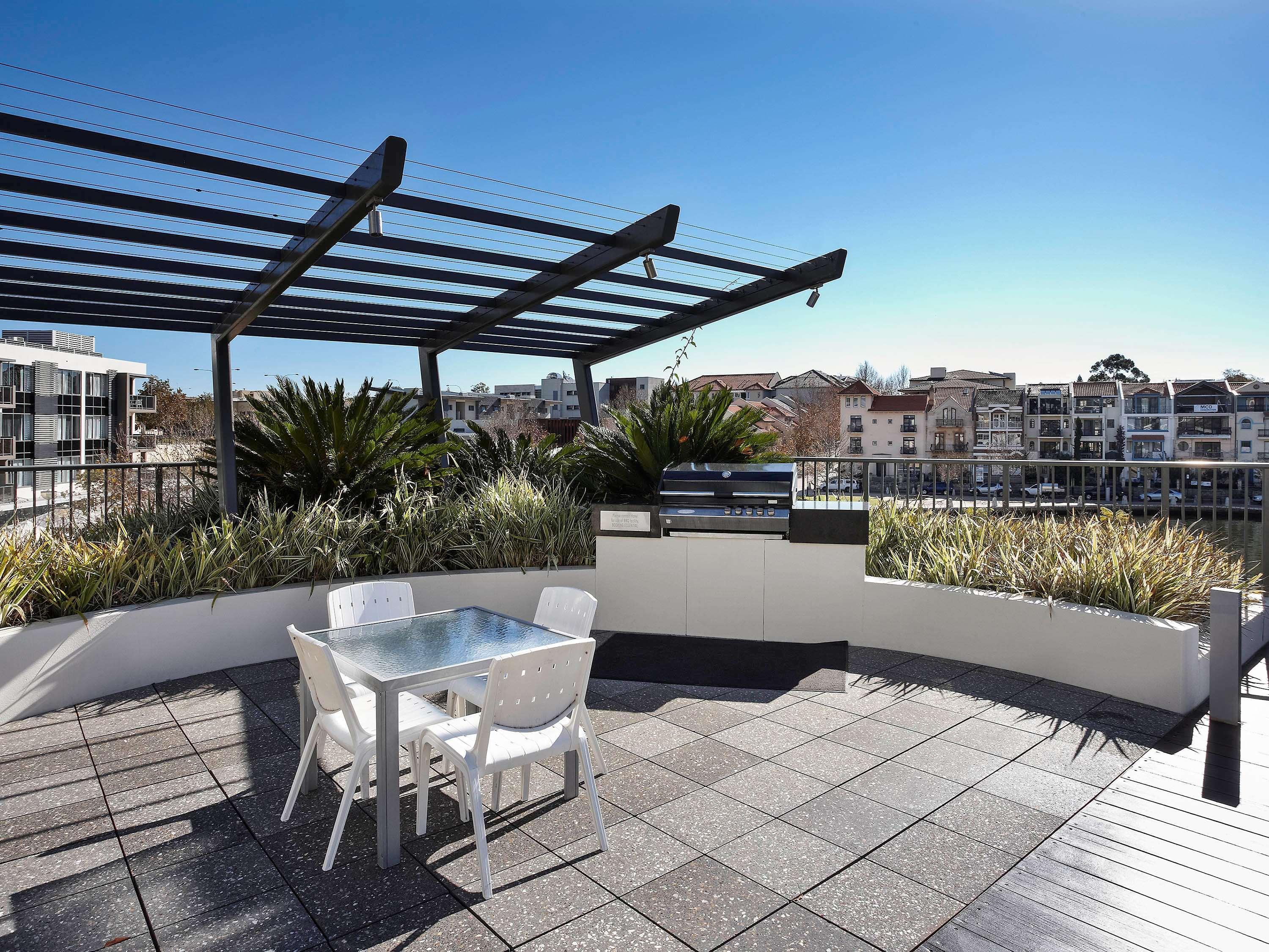 East Aparthotel 4*