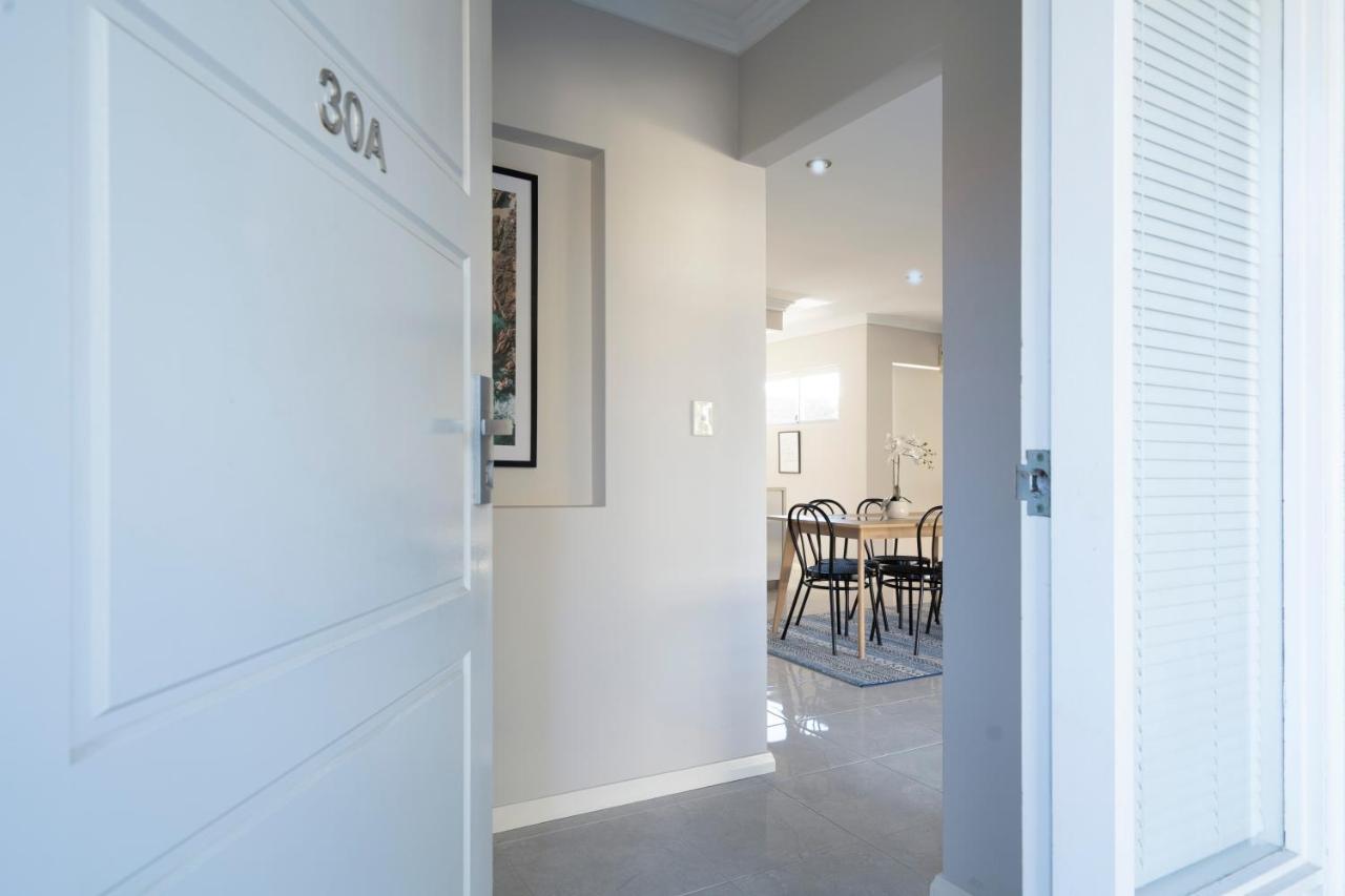 30 Modern & Quiet Retreat -walk To Dining & Shops *