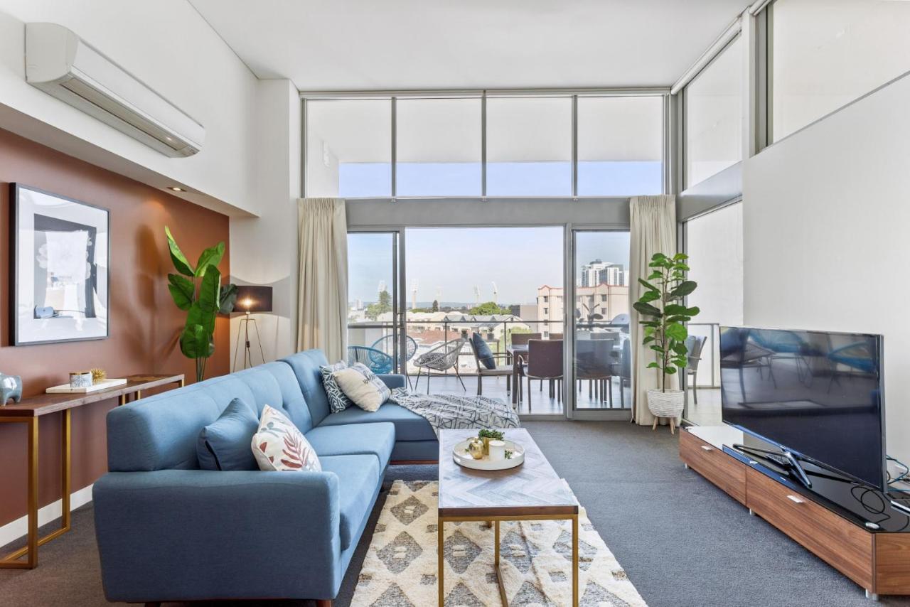 Bright 3bdrm Skyline Views Large Balcony Apartment *