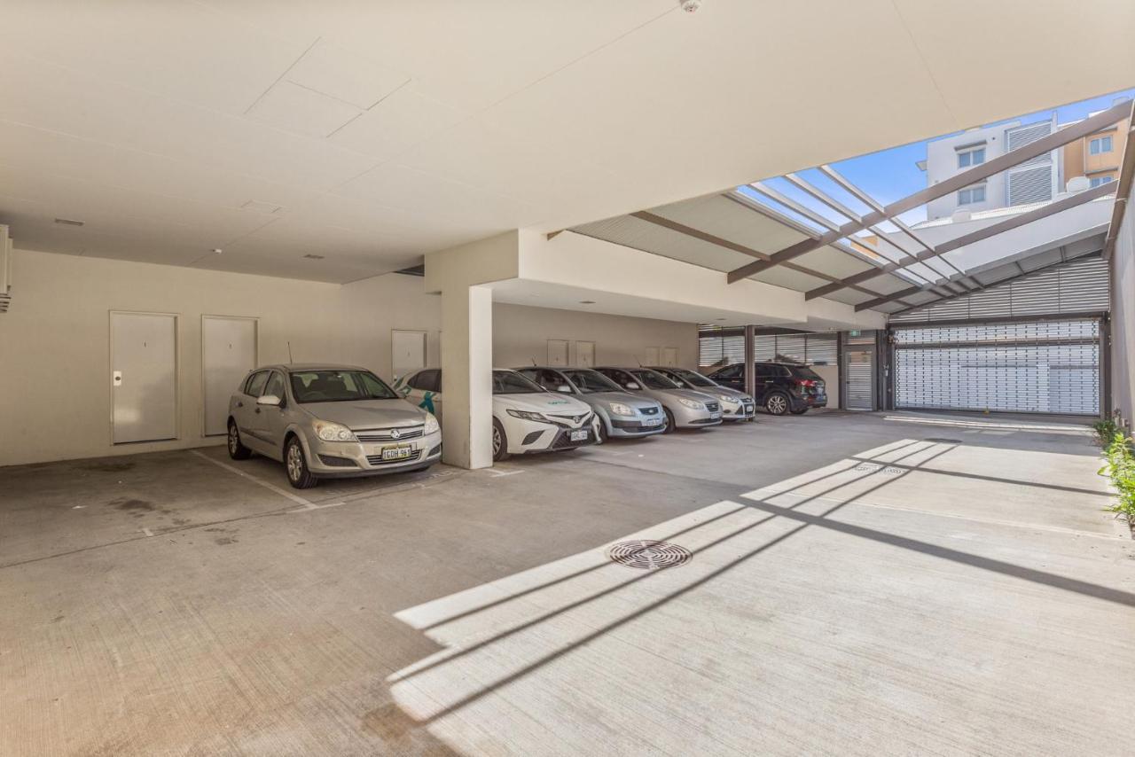 Bright 3bdrm Skyline Views Large Balcony Apartment *