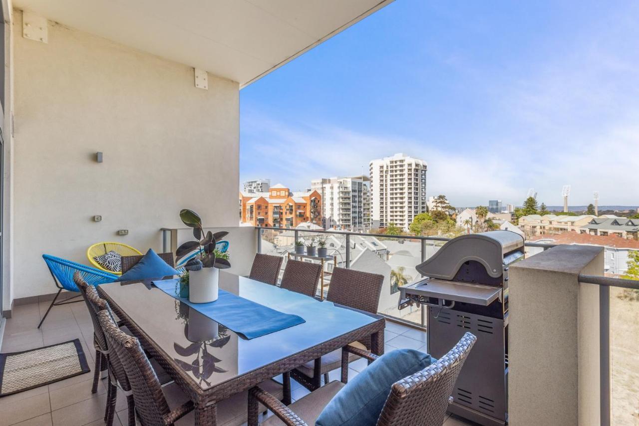 Bright 3bdrm Skyline Views Large Balcony Apartment *