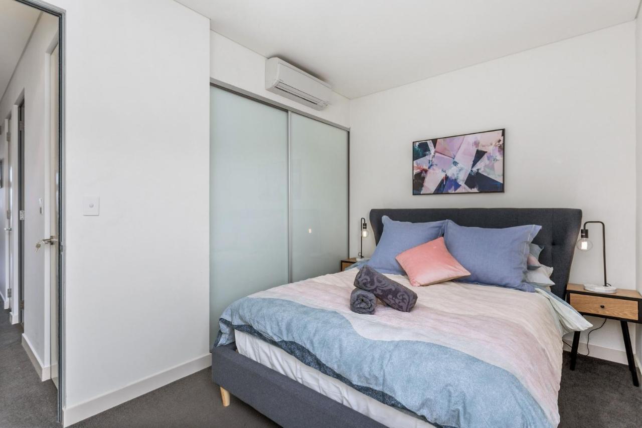 Bright 3bdrm Skyline Views Large Balcony Apartment *