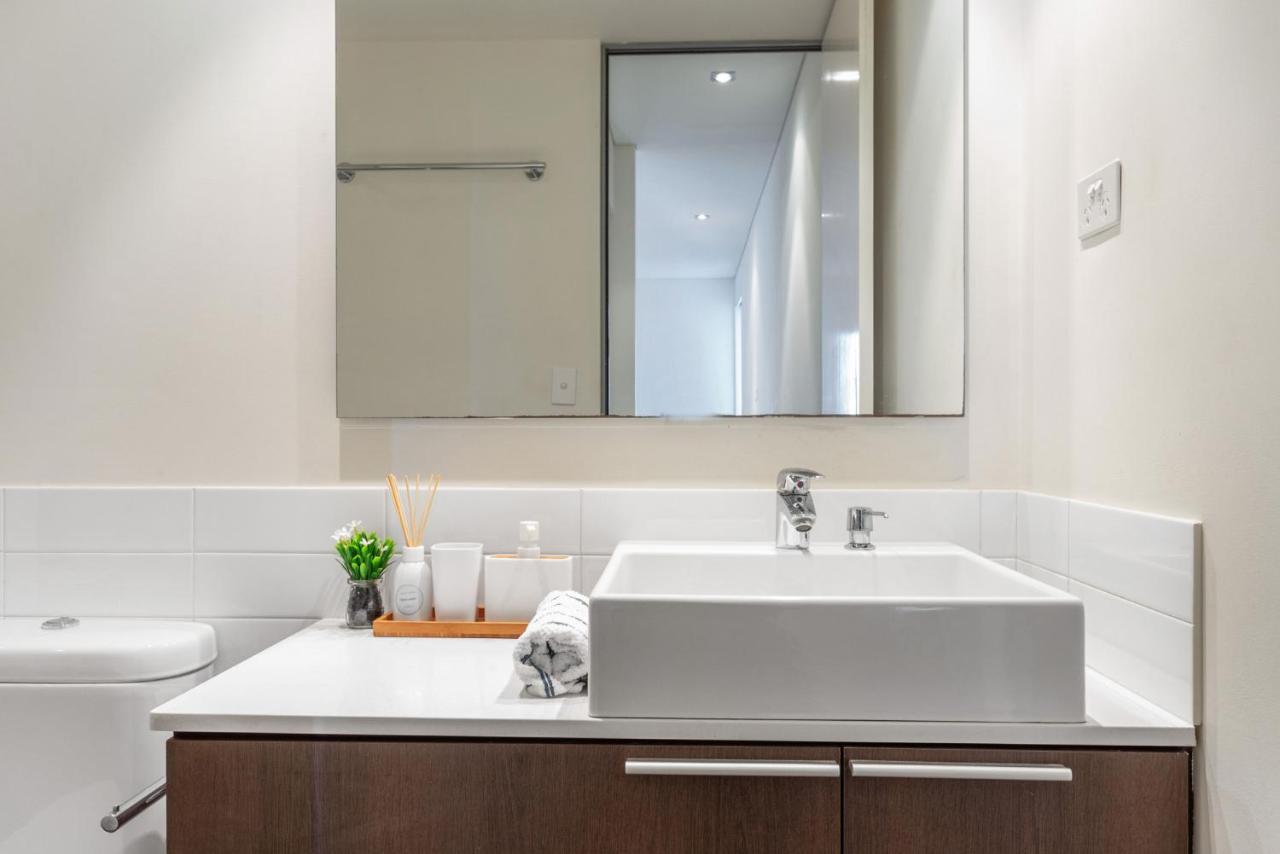 Bright 3bdrm Skyline Views Large Balcony Apartment Perth