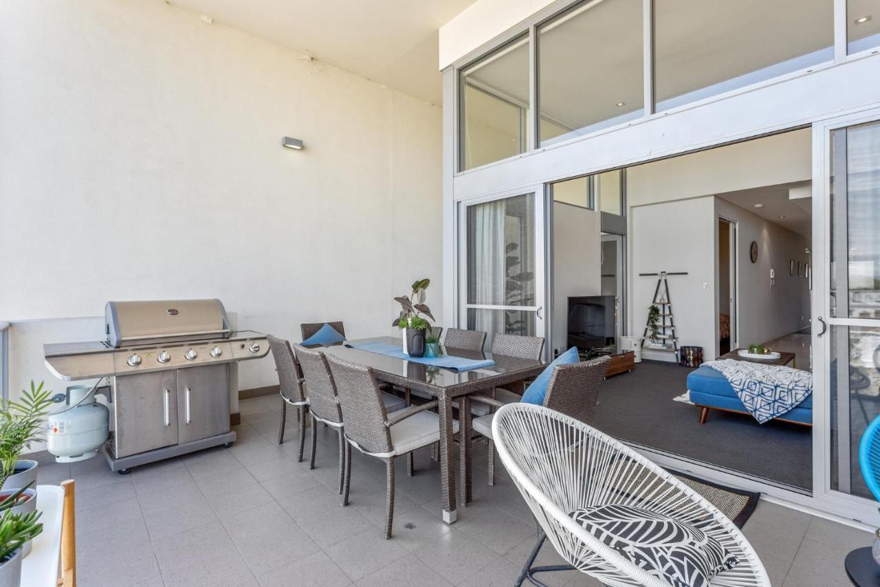 Bright 3bdrm Skyline Views Large Balcony Apartment *