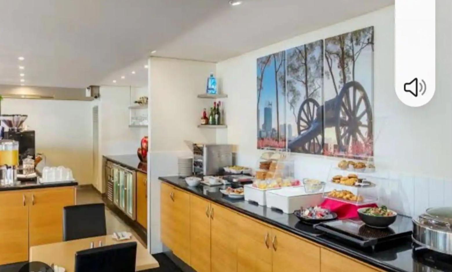 & Lakeside With Free Parking, Pool And 10 Mins Walk Into The *