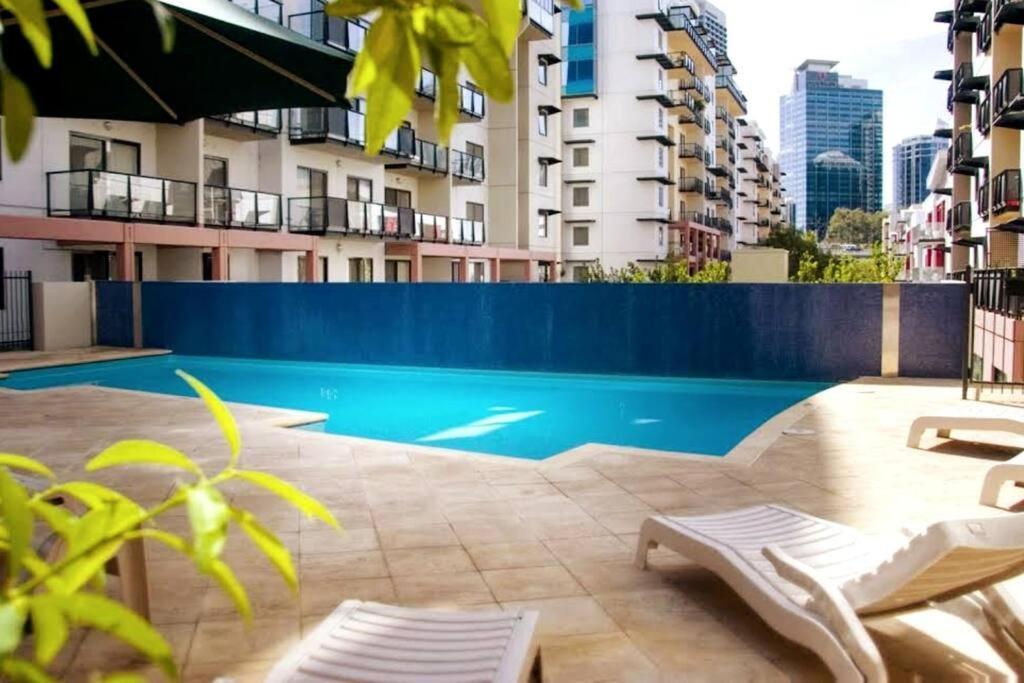 & Lakeside With Free Parking, Pool And 10 Mins Walk Into The *