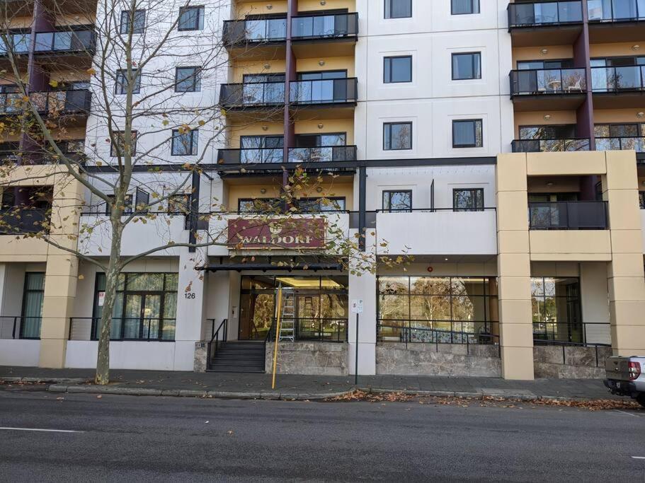 & Lakeside With Free Parking, Pool And 10 Mins Walk Into The