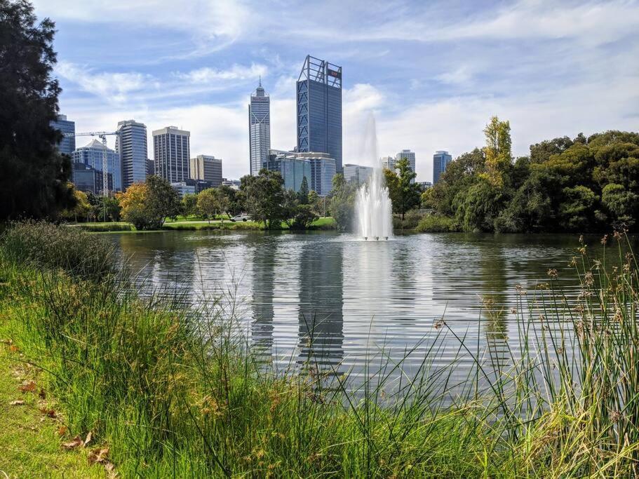 & Lakeside With Free Parking, Pool And 10 Mins Walk Into The Apartment Perth