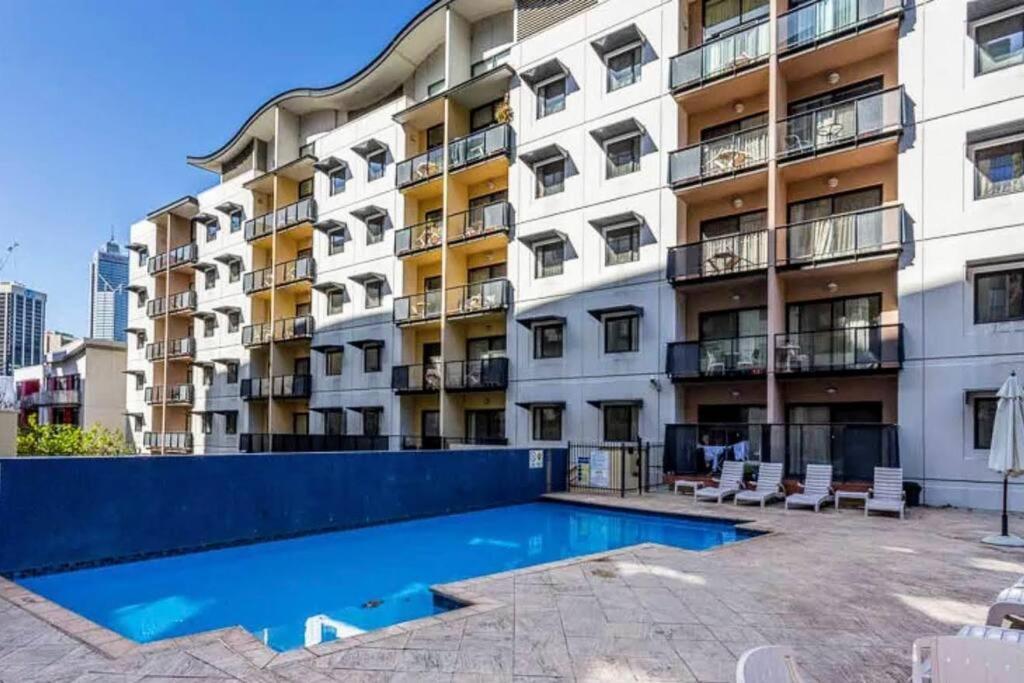 & Lakeside With Free Parking, Pool And 10 Mins Walk Into The Apartment