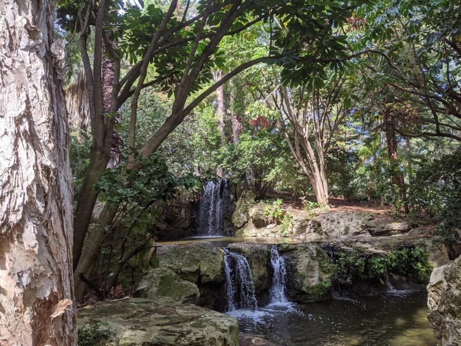Apartment & Lakeside With Free Parking, Pool And 10 Mins Walk Into The *