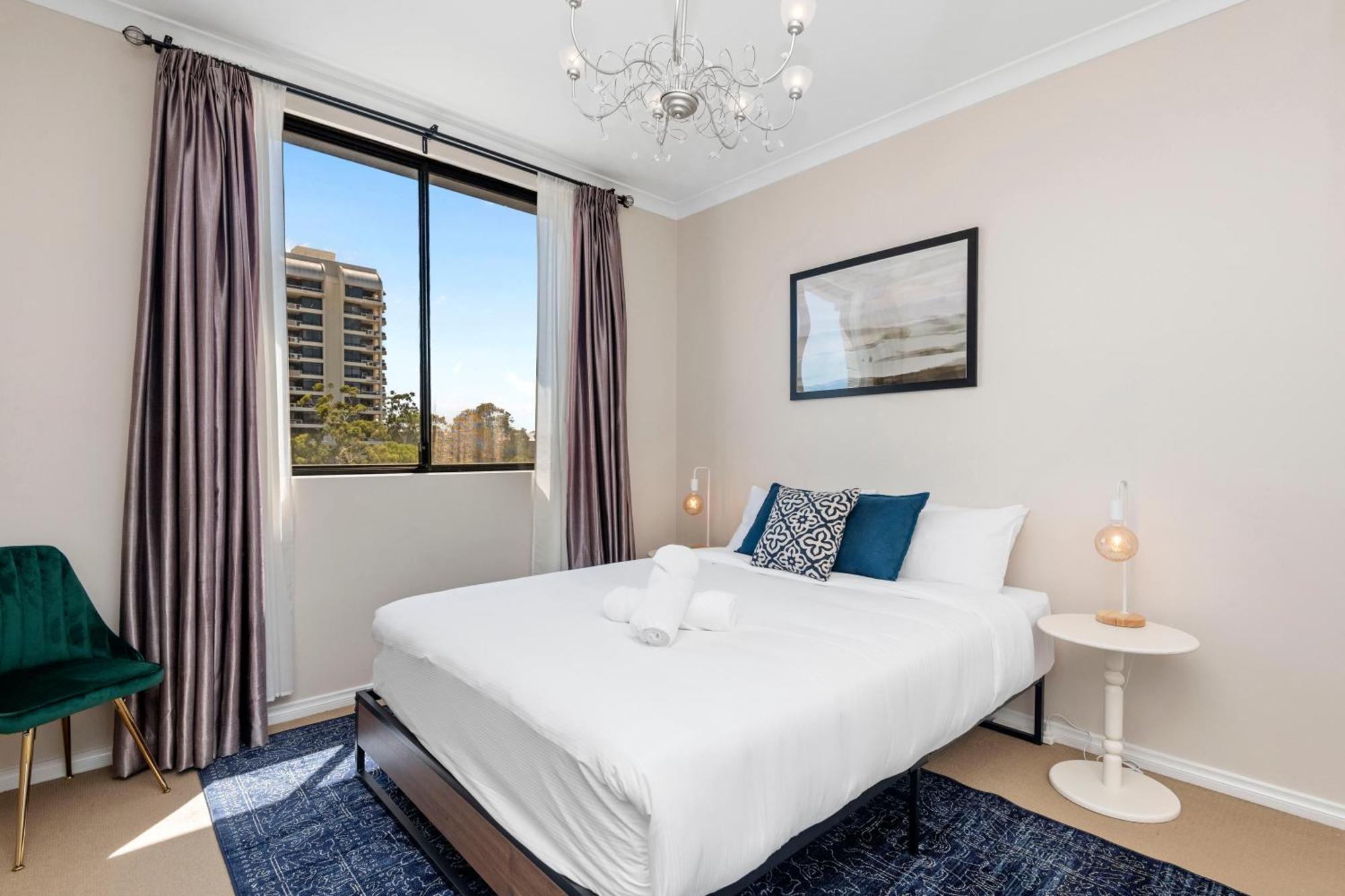 3br East Penthouse Views & Style Apartment