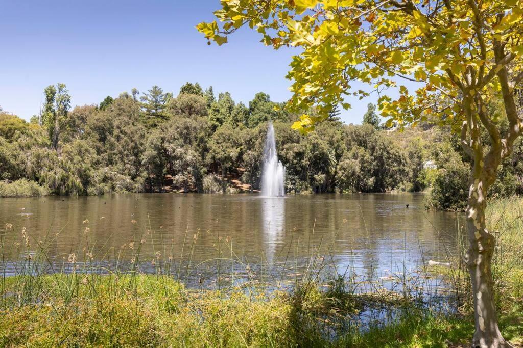 Apartment Mounts Bay Stay 2 Bedroom Apt - Near Kings Park - Free Parking