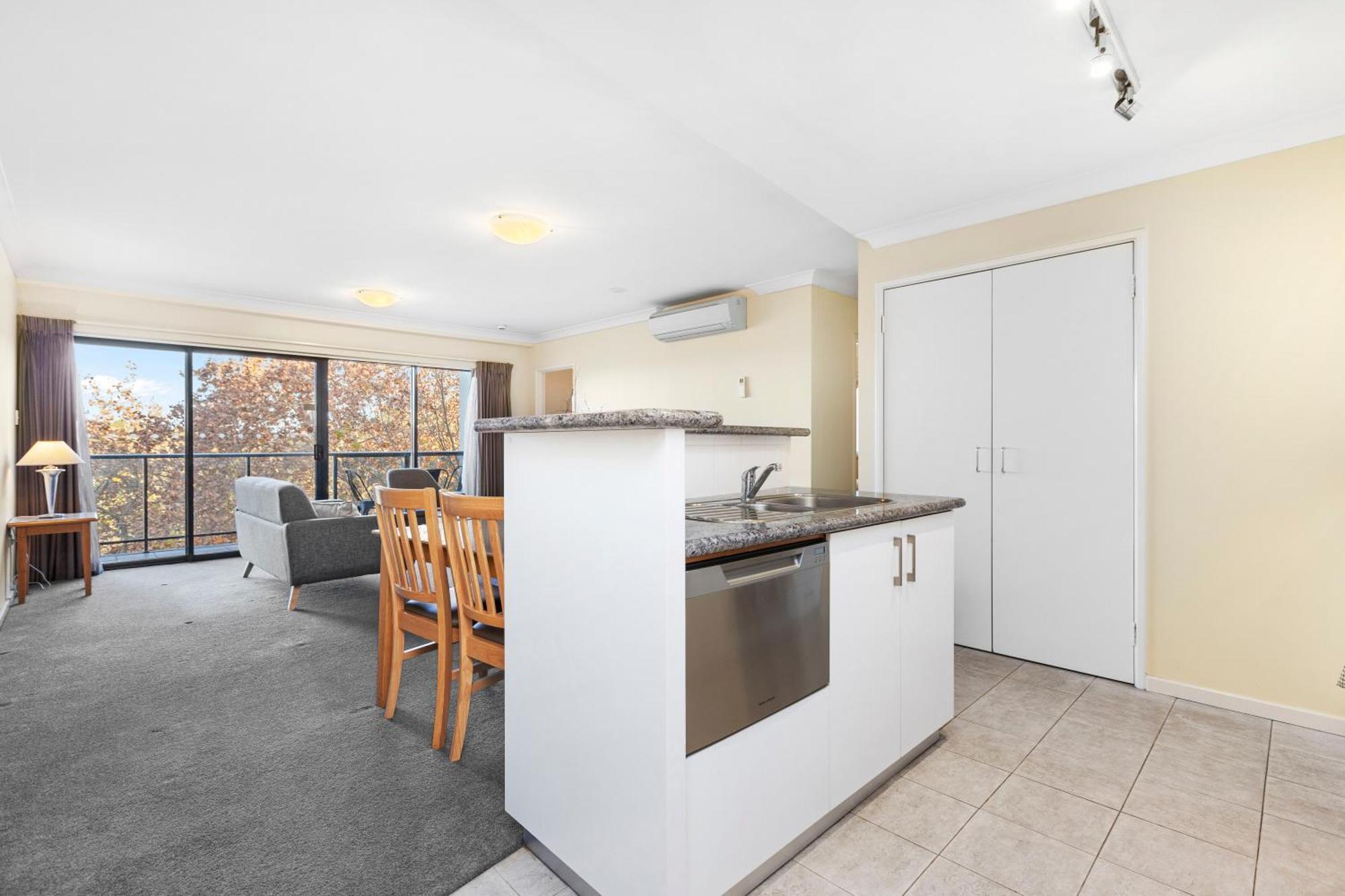 Executive Apartment, Parking, Pool In