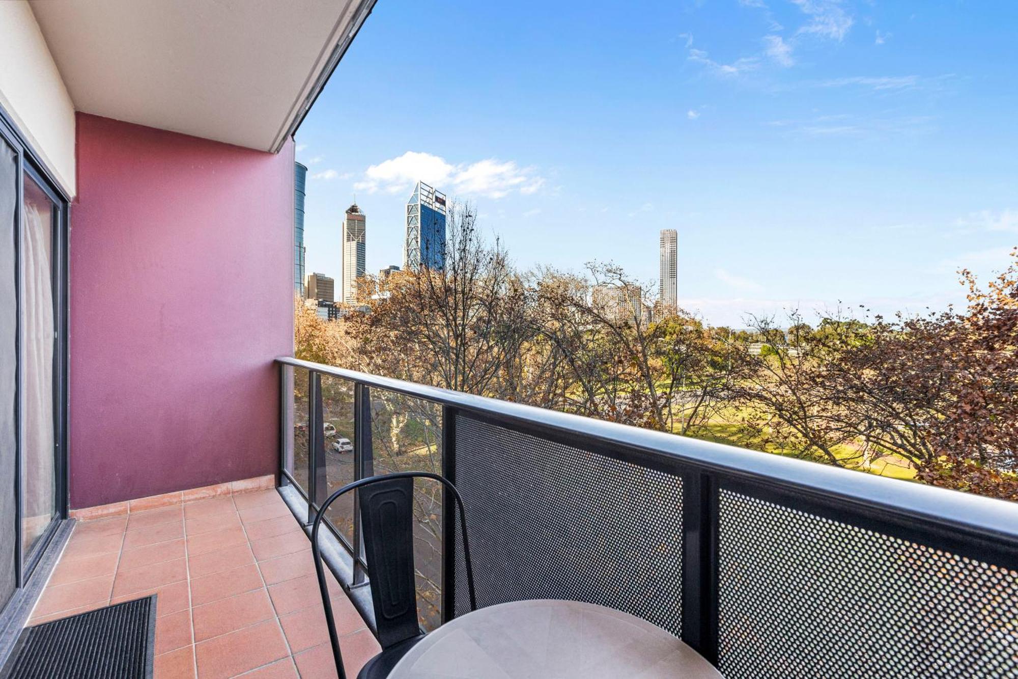 Executive Apartment, Parking, Pool In * Perth