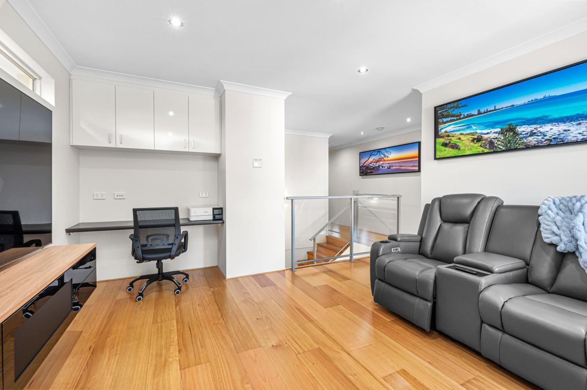 Holiday home 10 Majestic Maylands 4brwalk To River! *