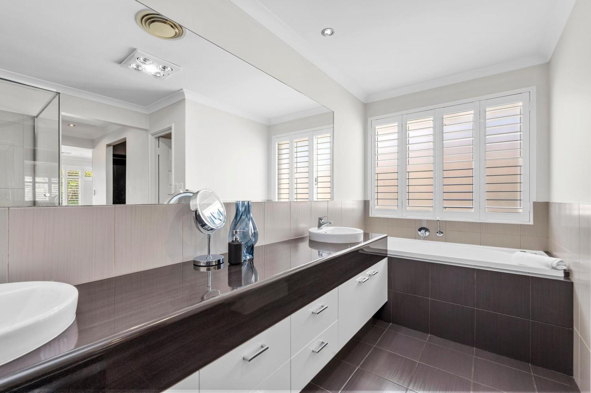 Holiday home 10 Majestic Maylands 4brwalk To River!