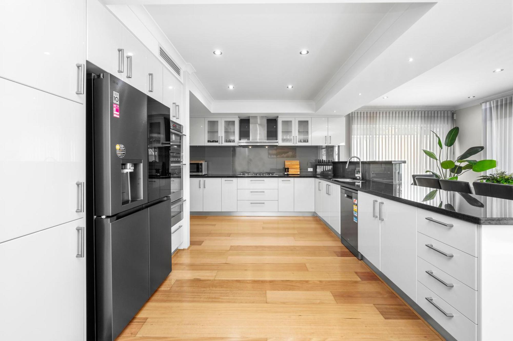 Holiday home 10 Majestic Maylands 4brwalk To River! *
