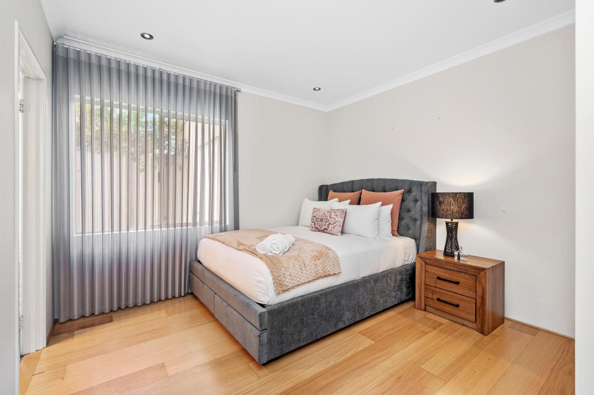 Holiday home 10 Majestic Maylands 4brwalk To River! Perth