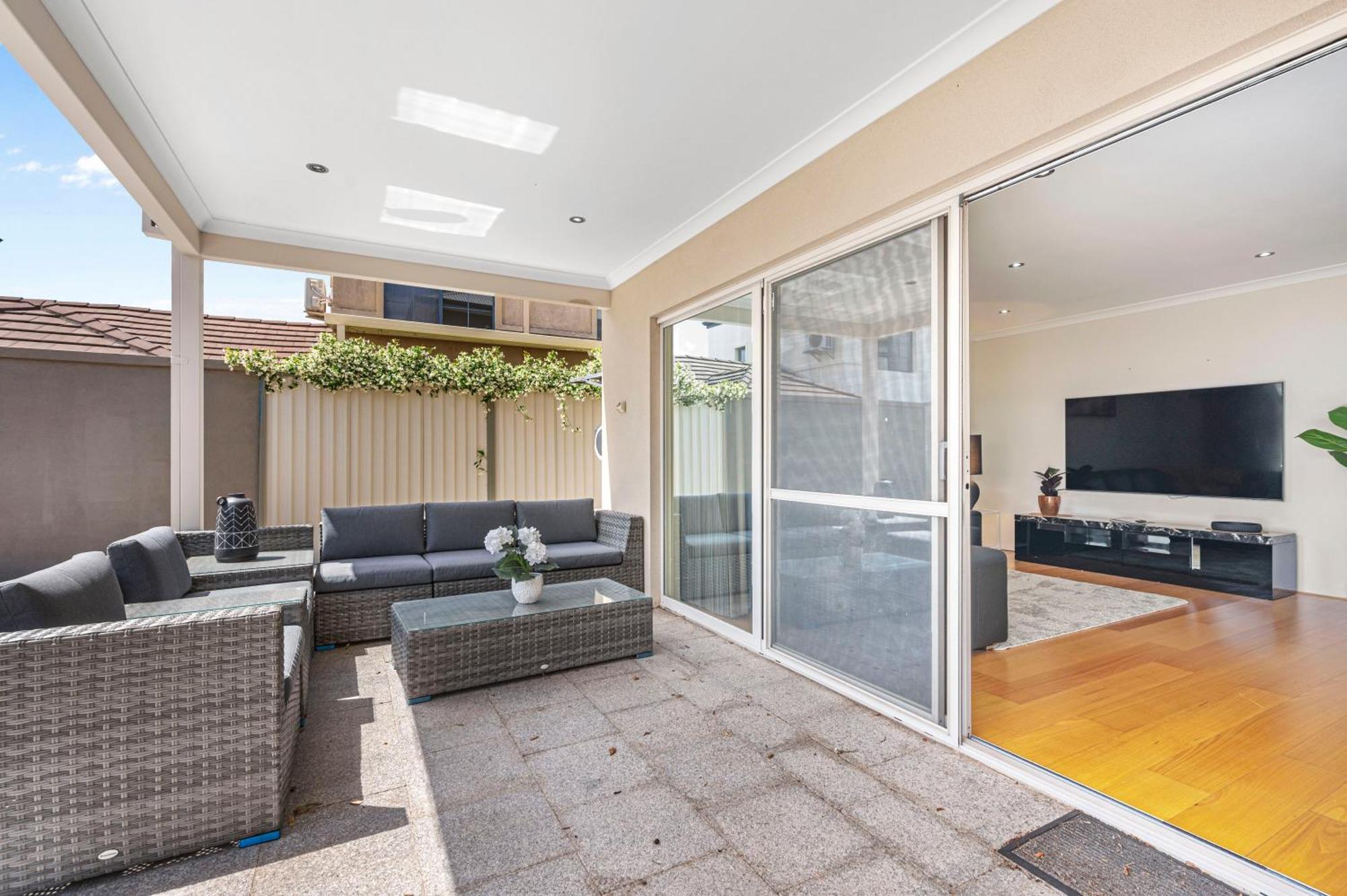 Holiday home 10 Majestic Maylands 4brwalk To River! *