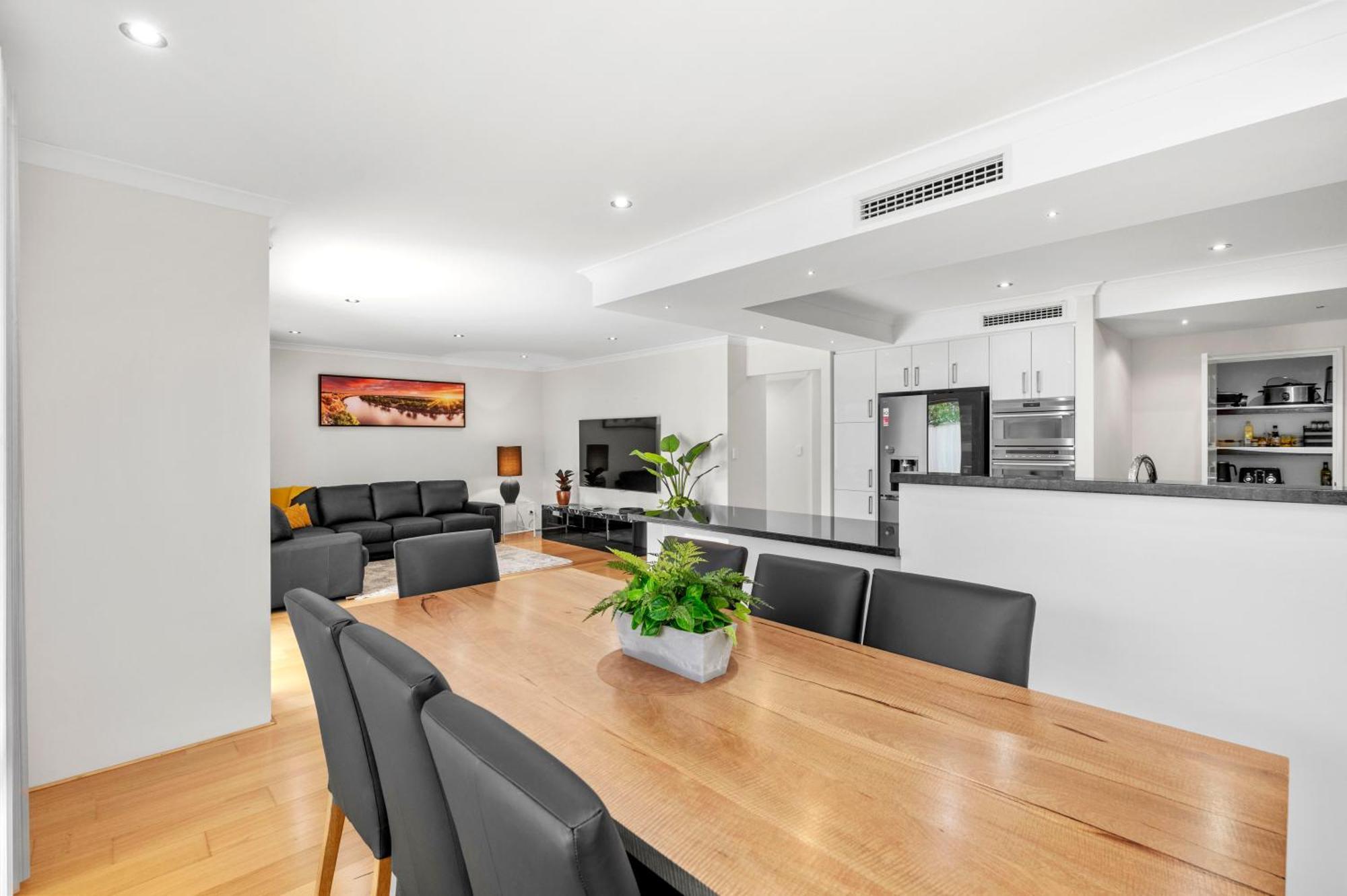 Holiday home 10 Majestic Maylands 4brwalk To River! Perth