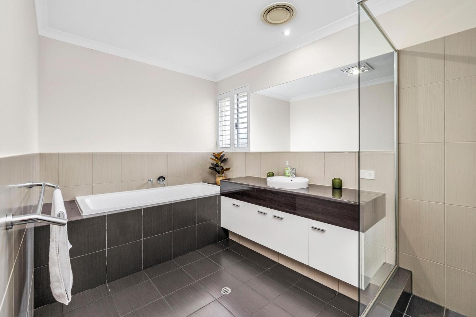 Holiday home 10 Majestic Maylands 4brwalk To River!