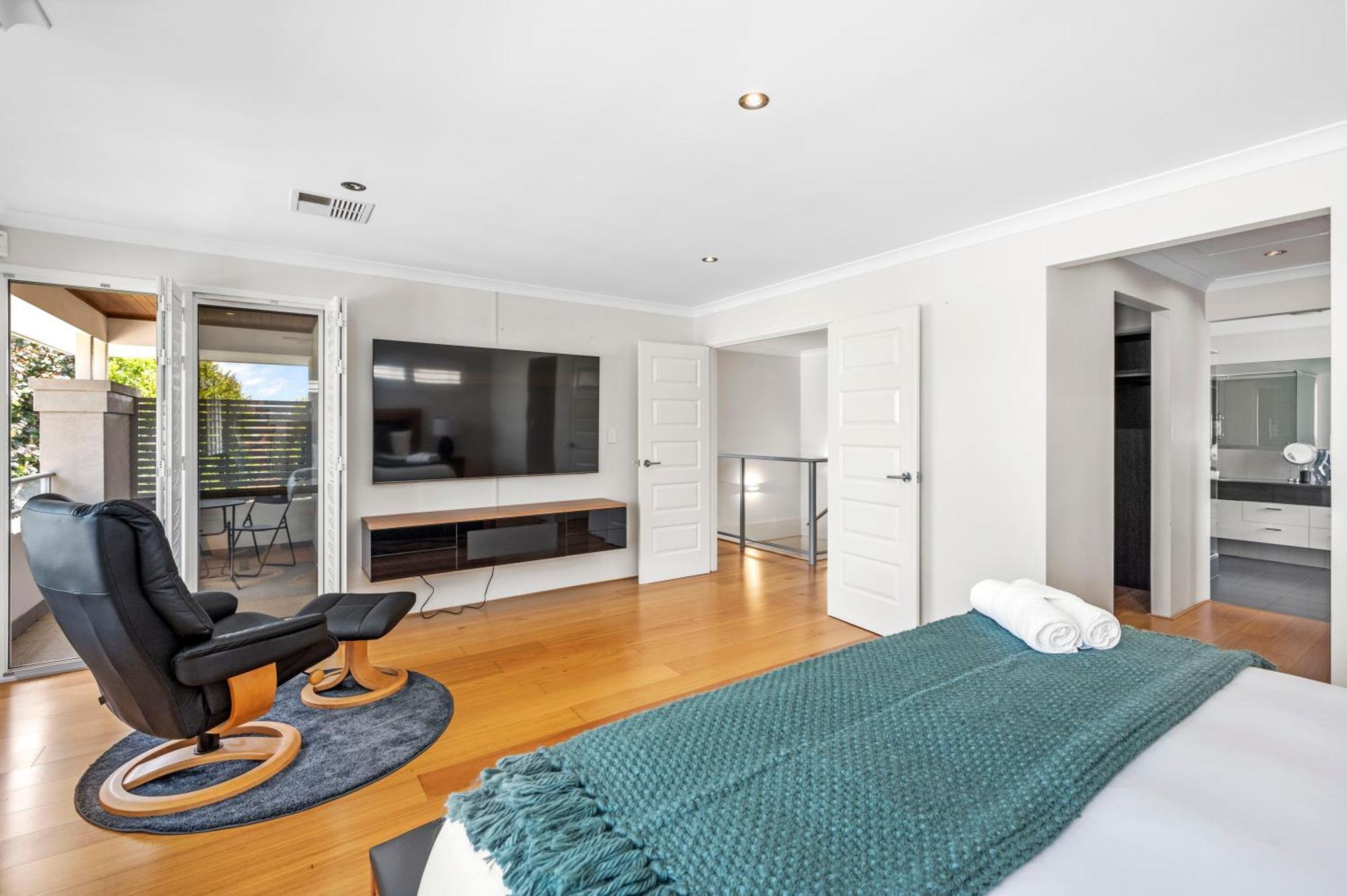 10 Majestic Maylands 4brwalk To River! Holiday home Perth
