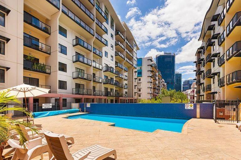 Apartment 2 Paradise Pool Parking Huge 1br Cbd