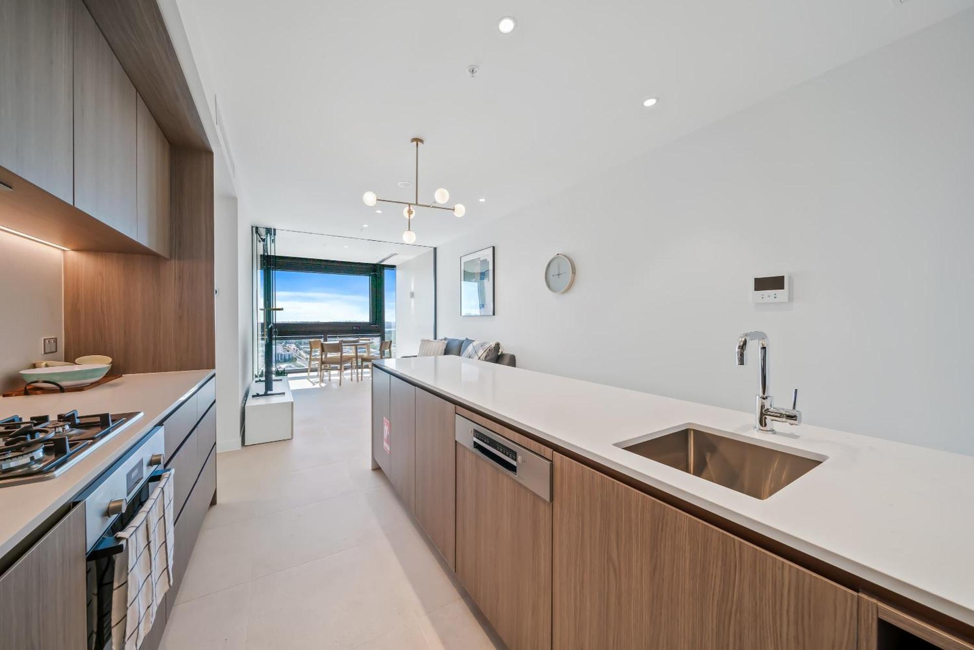 Brand New Luxurious 1 Bedroom Cbd Apartment