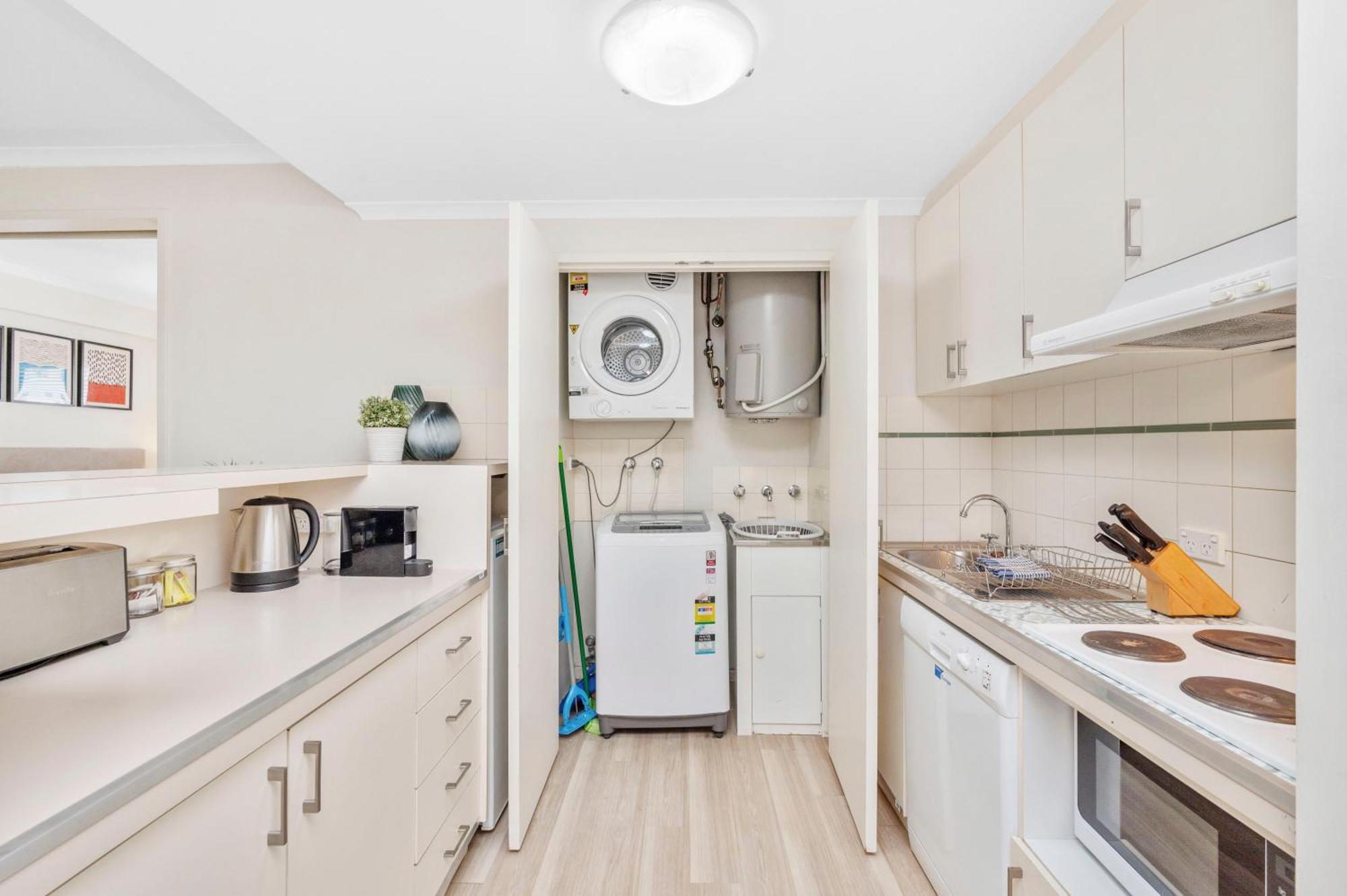 Spacious 1Bdr Fast Wi-Fi Near Rac Arena Apartment