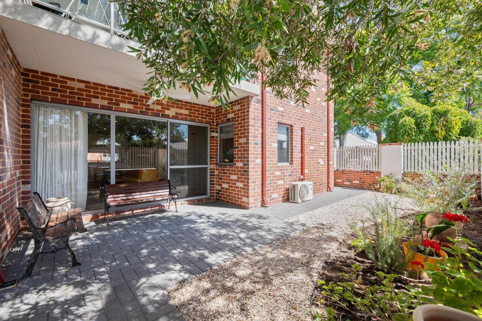 Happy Classic Mid-century Modern Escape * Perth