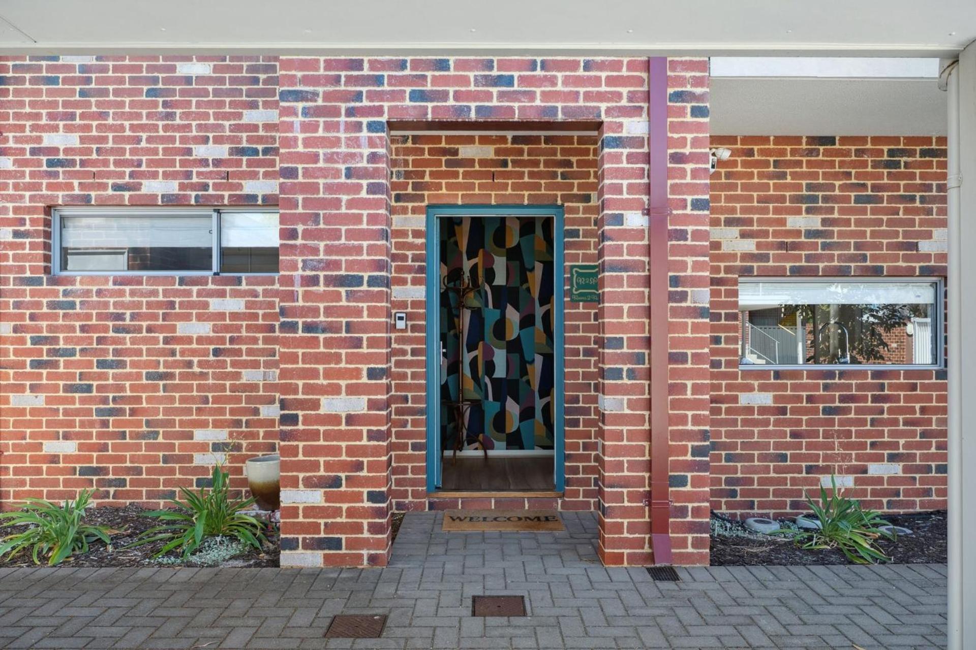 Happy Classic Mid-century Modern Escape Apartment