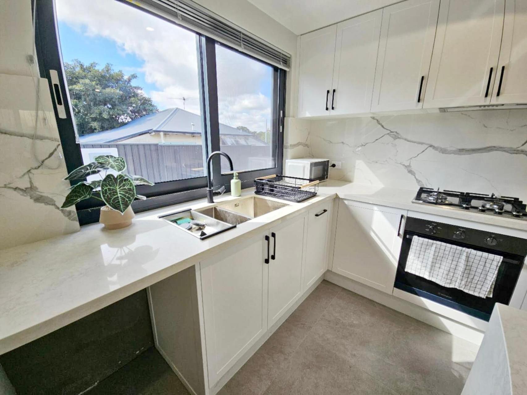 Premium Modern Homestay-Walk To Curtin University Guest house