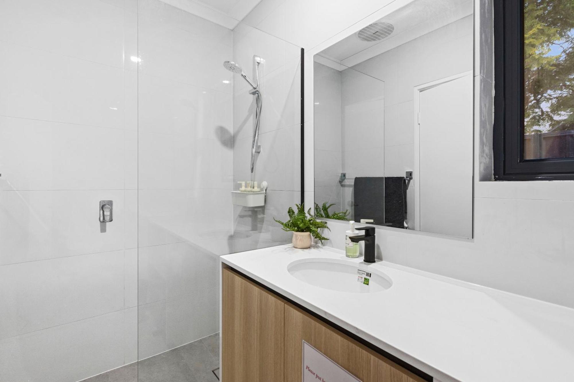 Premium Modern Homestay-Walk To Curtin University Guest house