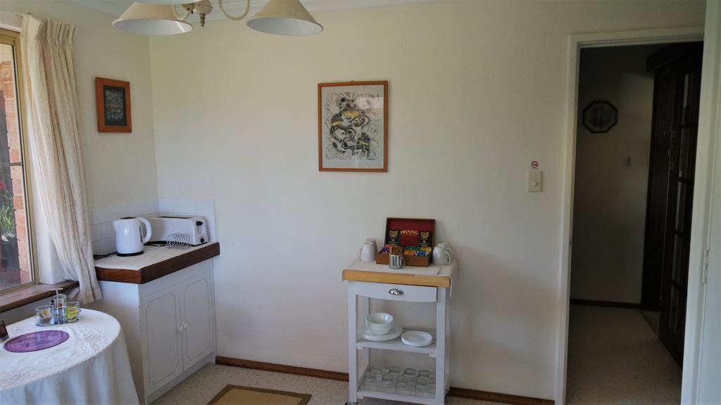 Eleebana Guest house Perth