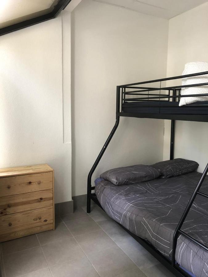 Backpackers - Note - Valid Passport Required To Check In * Perth